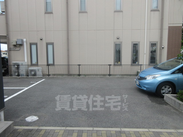 【堺市西区上のアパートの駐車場】