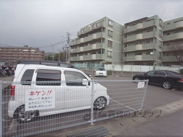 【京都市西京区大枝沓掛町のマンションの駐車場】