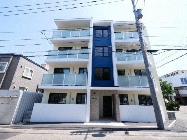 札幌市西区八軒一条西のマンションの建物外観