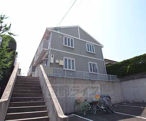 八幡市男山美桜のアパートの建物外観