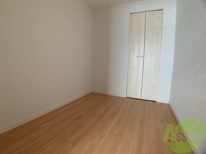 その他部屋・スペース　寝室はこちらです。一人用のベッドであれば問題無く置けます。