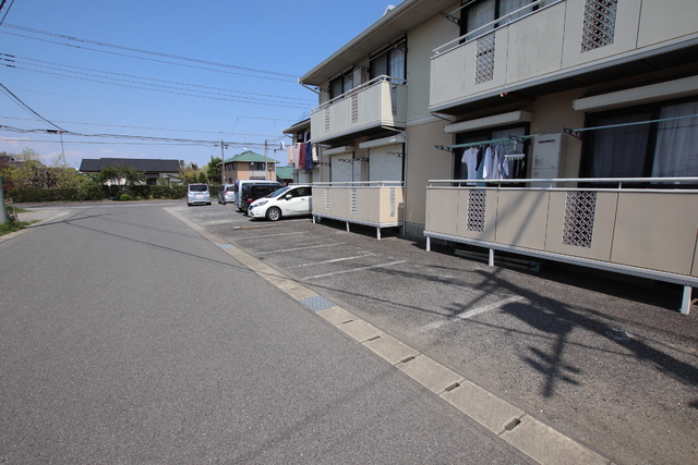 【ロイヤルヒルズ三貫野の駐車場】