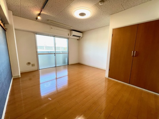 居室・リビング　※他号室の写真です