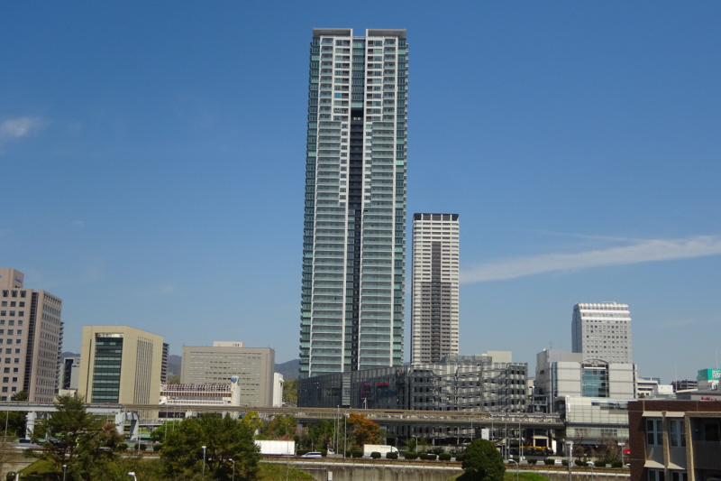 【豊中市新千里東町のマンションの建物外観】