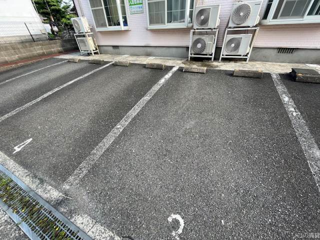 【北九州市八幡西区北鷹見町のアパートの駐車場】