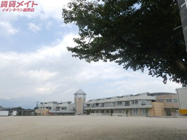 【いなべ市員弁町楚原のマンションの小学校】