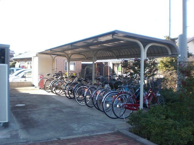 ロビー　屋根付き駐輪場