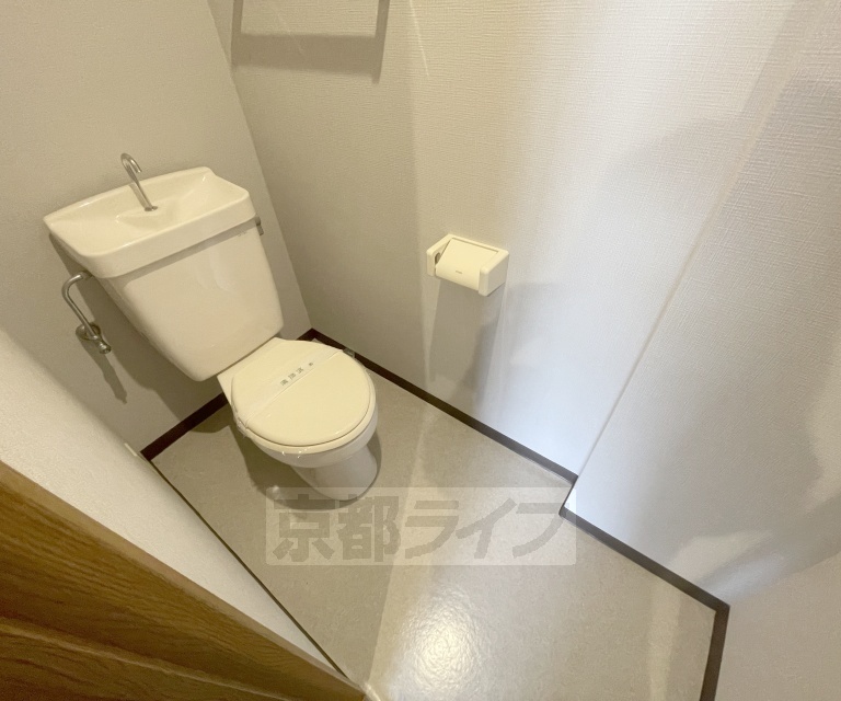 トイレ　嬉しい靴箱付き