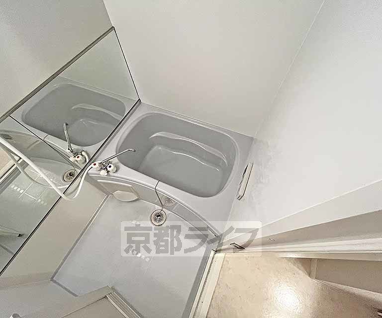 バス・シャワールーム　ゆったりセパレートタイプの浴室です。