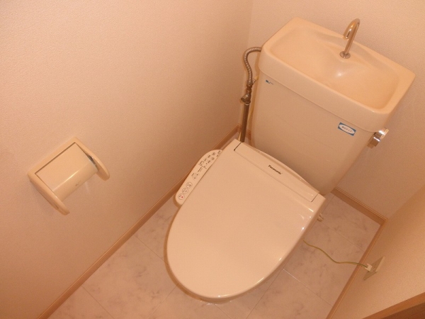 トイレ　温水シャワー付きトイレです