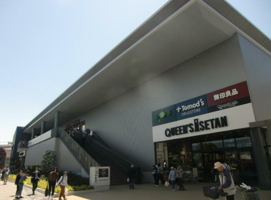 スーパー　クイーンズ伊勢丹仙川店（スーパー）まで529m