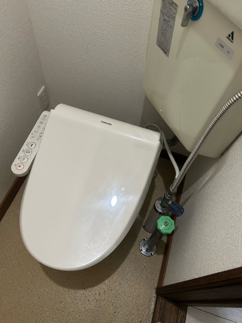トイレ　別号室の写真になります。