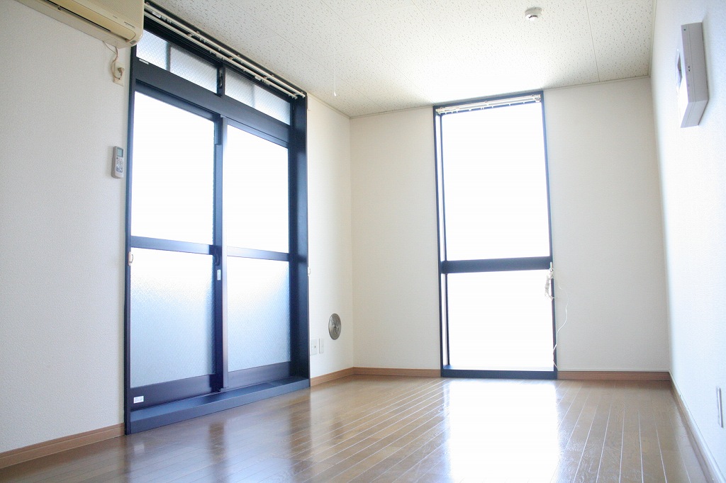 居室・リビング　お部屋によって床や設備が違います。詳しくはお問い合わせを！