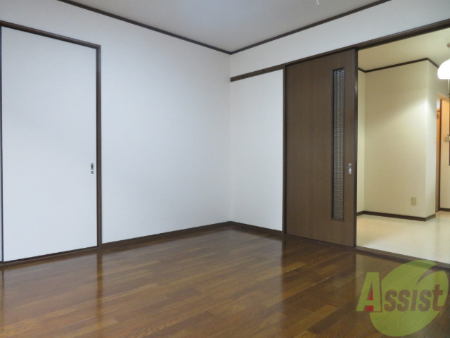 居室・リビング　８帖の洋室です。広々として、きれいですね。