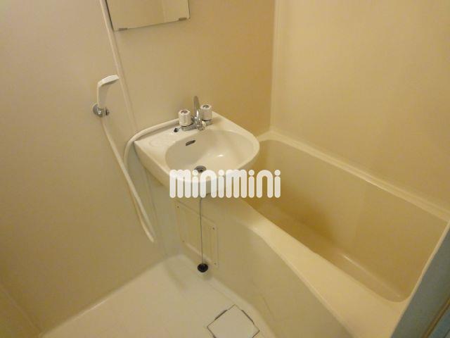 バス・シャワールーム　鏡がついて使い勝手の良いバスルーム