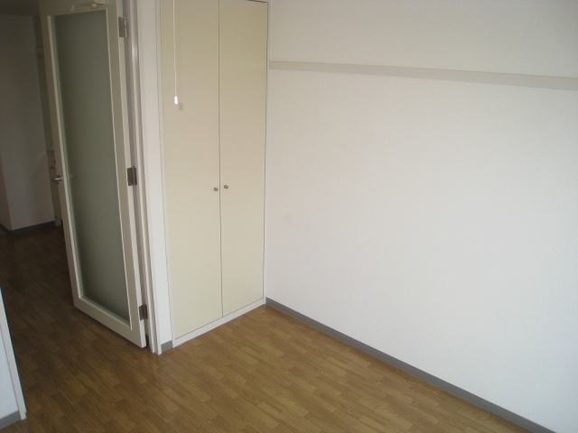 居室・リビング　同物件、別号室のものです。