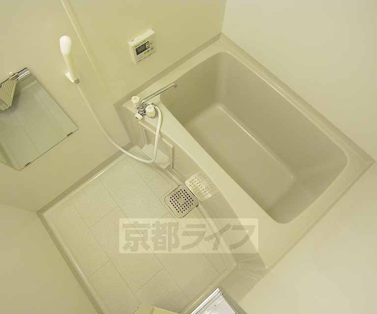 バス・シャワールーム　清潔感のあるお風呂です