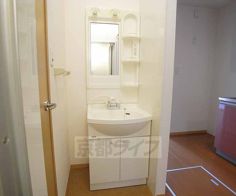 洗面設備　シャンプードレッサー付きの洗面台です