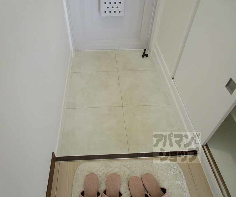 玄関　１０７号室の写真です。