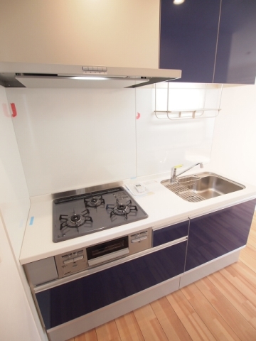 キッチン　３口ガスコンロ・グリル付のキッチン