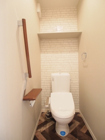 トイレ　手すり付・暖房洗浄便座付のトイレ