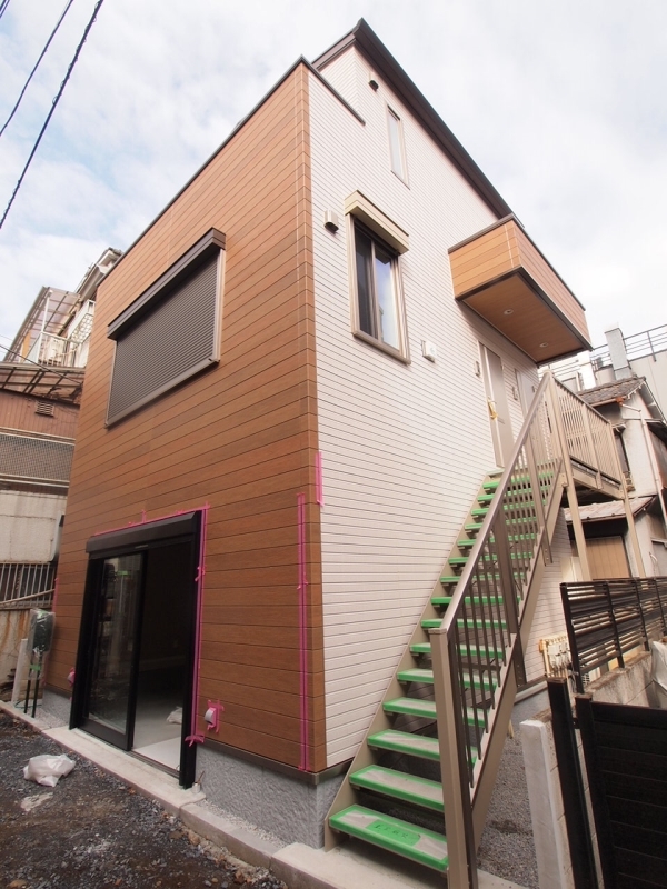 建物外観　にぎやかな原宿通り商店街から一歩奥へ入った立地