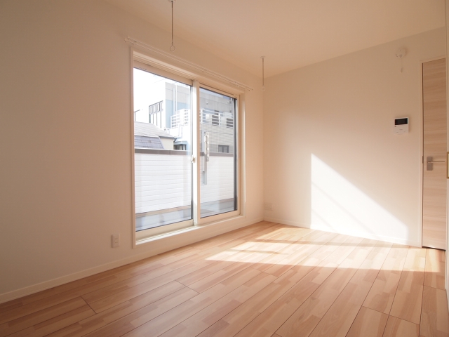 居室・リビング　南西向きで光が差し込みます