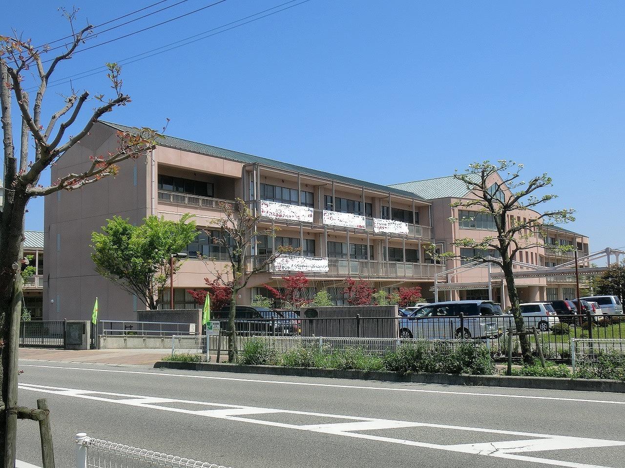 中学校　新居浜市立西中学校（中学校）まで950m