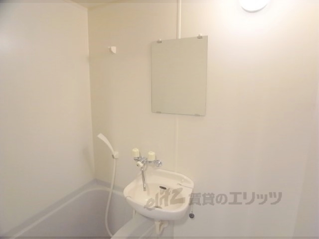 洗面設備　鏡もきちんと付いています。