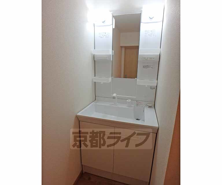 洗面設備　最新独立洗面台です。