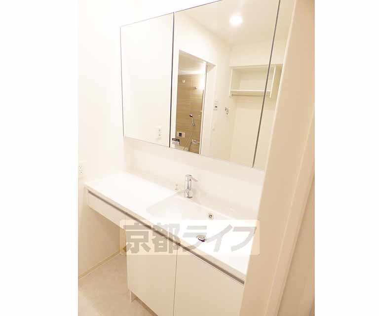 洗面設備　鏡の大きな独立洗面台