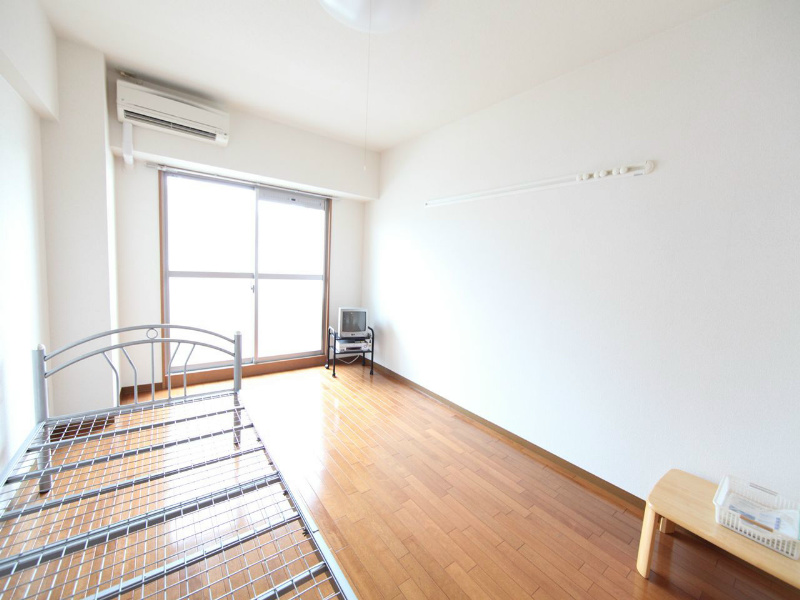 居室・リビング　洋室8.4帖　エアコン付　南面バルコニー