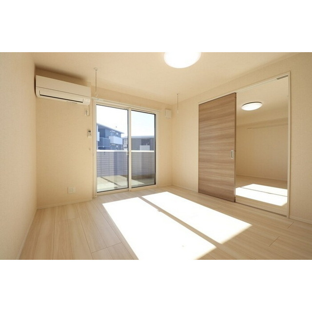 居室・リビング　明るい日差しの室内には室内物干しを完備