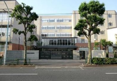 中学校　新宿区立西早稲田中学校（中学校）まで973m