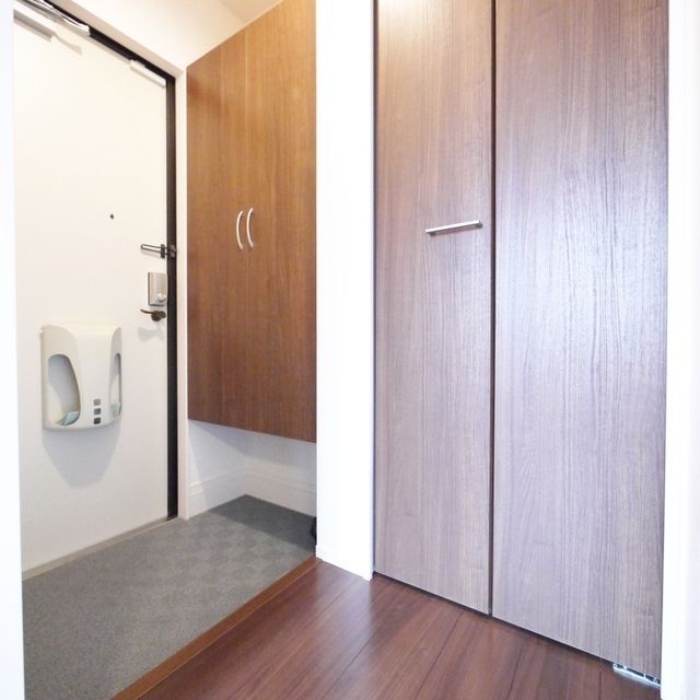 玄関　玄関には下駄箱と収納があります♪