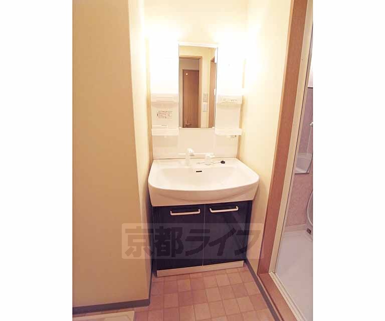 洗面設備　アクセントパネルがオシャレな洗面台