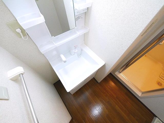 洗面設備　スペースが確保できる洗面所です