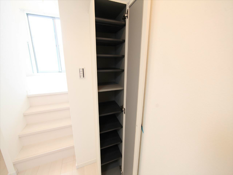 玄関　玄関　シューズボックス付（収納充実してます）