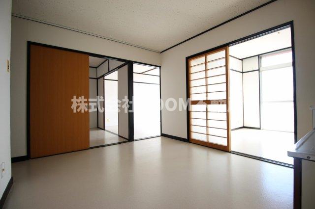 居室・リビング　こちらのリビングで趣味の時間をお楽しみください