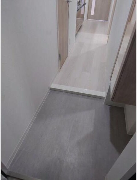玄関　※写真は同じマンションの違う部屋のものになります。