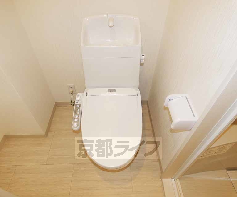 トイレ　ウォシュレット完備。