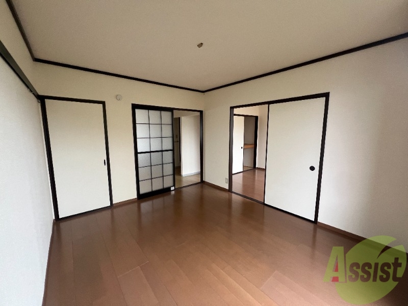 居室・リビング　１０．５帖の洋室になります。広々とした空間になっています。