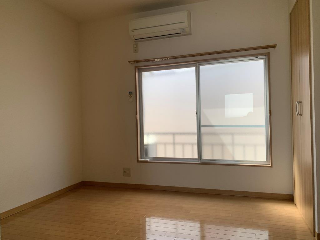 居室・リビング　エアコン付きの部屋です。