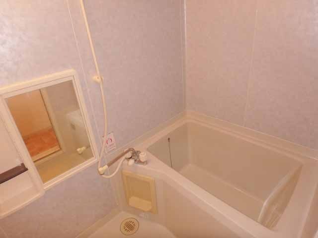 バス・シャワールーム　鏡と棚があって使いやすいバスルーム♪（イメージ）