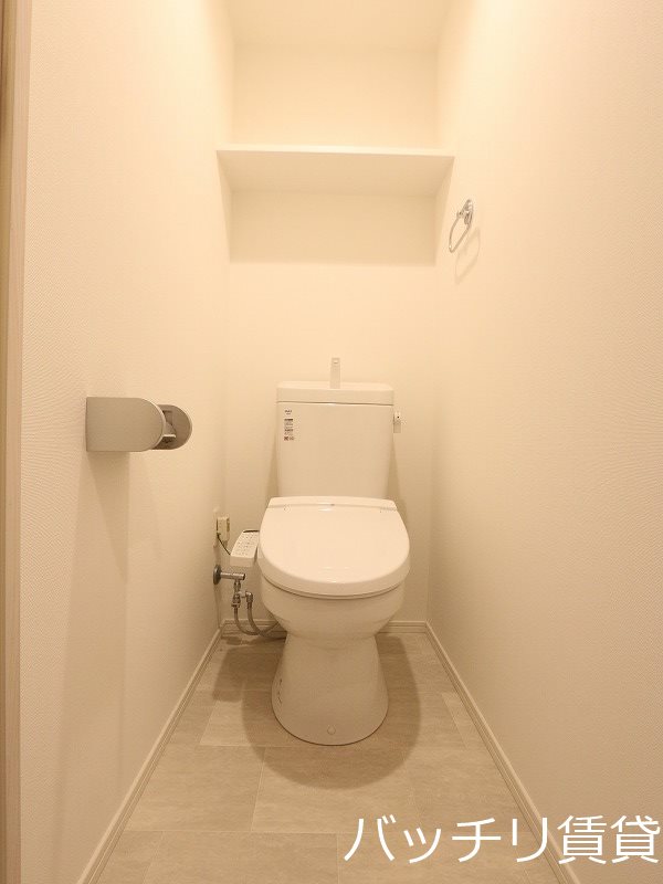 トイレ　画像は別号室タイプの為、現状を優先いたします