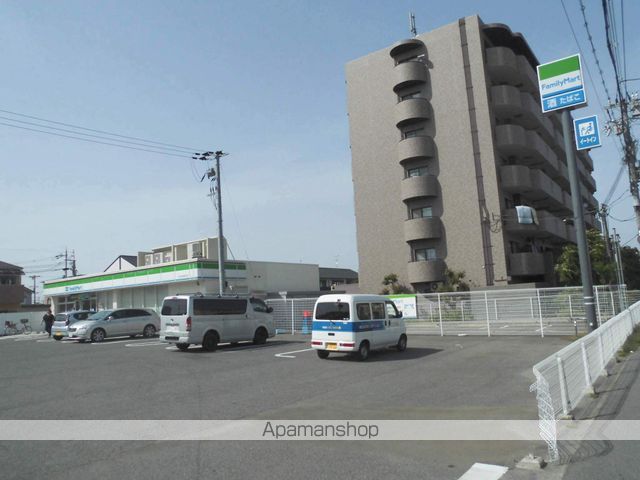 コンビニ　ファミリーマート（コンビニ）まで781m