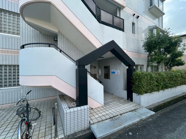 エントランス　落ち着いたエントランスです