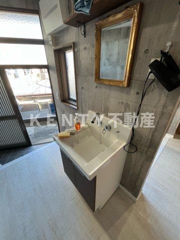 洗面設備　明るい洗面所です