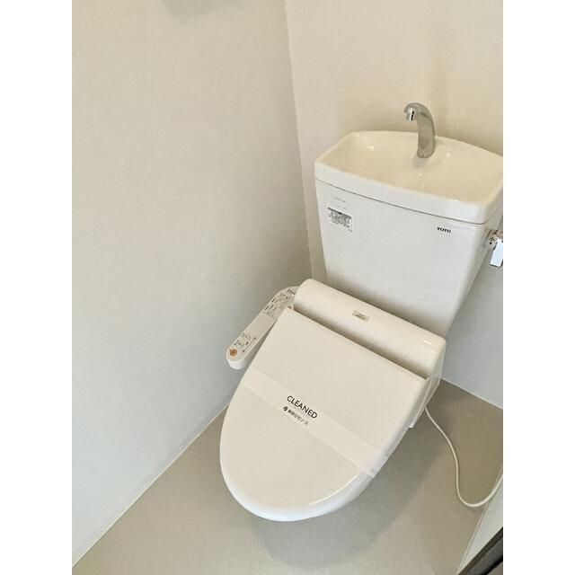 トイレ　落ち着いた色調のトイレです