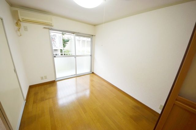 居室・リビング　※同建物別号室別タイプ参考写真です